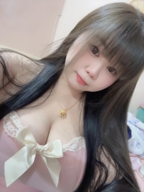 🌟小莫   158/48/E+/23 有著豐滿的乳房，乳房白裡透紅，乳頭粉嫩柔軟，乳暈渾圓